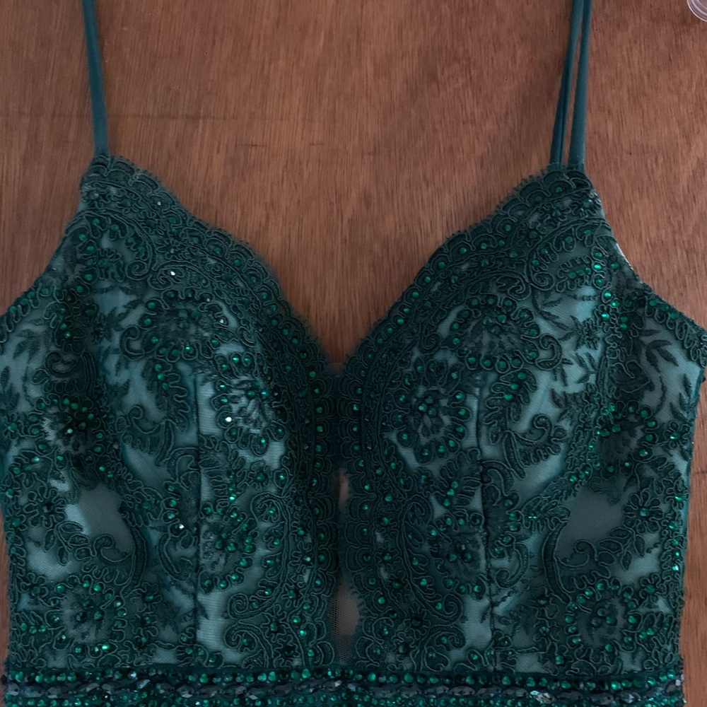 Green dress in great condition. Worn once. Size 2 - Picture 3 of 6
